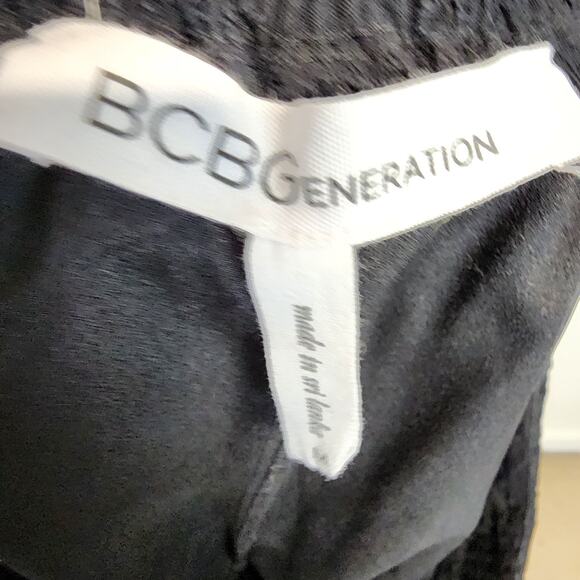 BCBGeneration Lace Overlay Shorts Size M Pull on Pleated Elastic Waist Casual - Picture 6 of 8